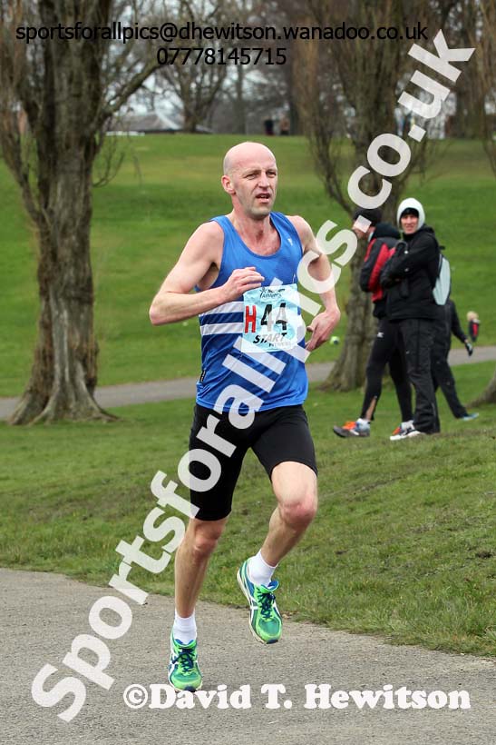 Ian Hudspith (Morpeth) on the 7th leg of the senior mens 12 stage relay, 2014 Northern 12 and 6 Stage Relays, Heaton Park Manchester. Photo: David T. Hewitson/Sports for All Pics